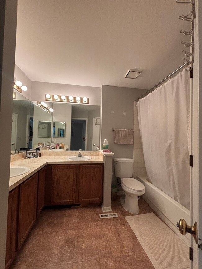 Building Photo - 781 N Shady Oaks Dr