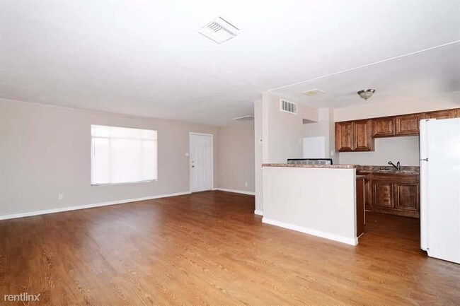 Building Photo - 3 br, 2 bath House - 5610 West Roma Avenue