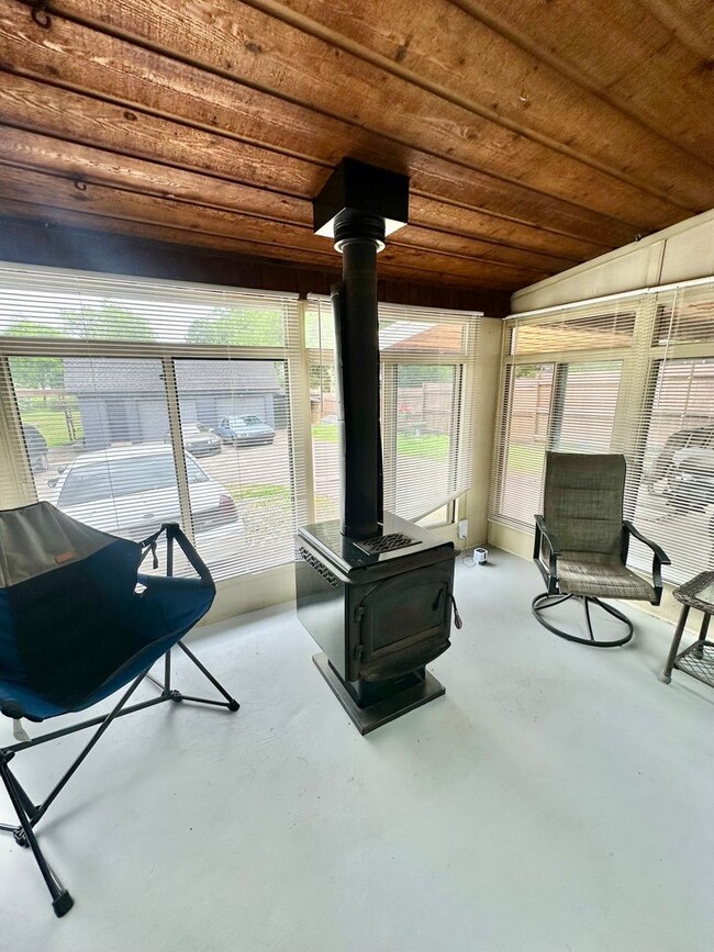 Building Photo - Mid-Century Retro Masterpiece!