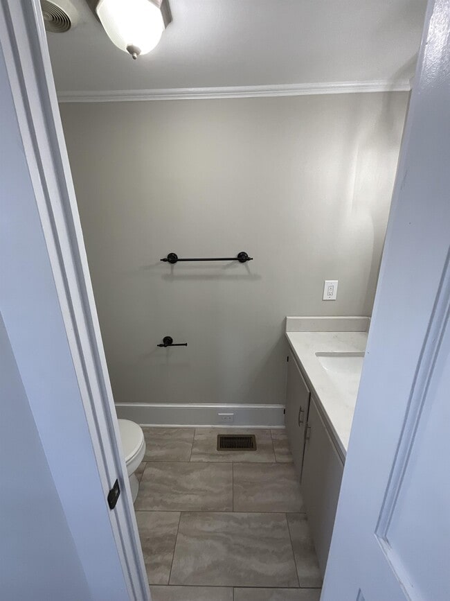 Building Photo - 603 Poplar Ave