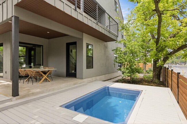 Building Photo - 2300 Bluebonnet Ln