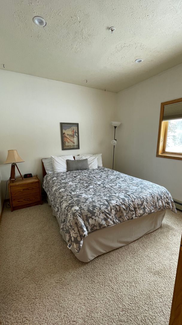 Building Photo - Sunny Bright 2 BDR 2 Bath Condo with Views