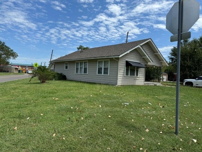 Building Photo - Tons of possibilities here!  3 bedrooms pl...