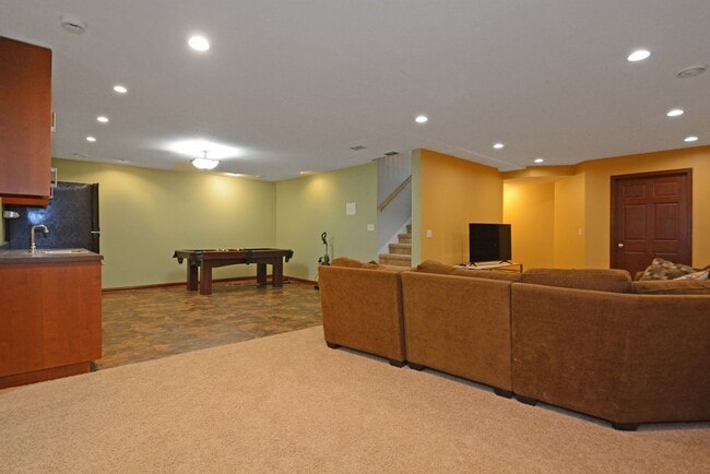 Building Photo - Spacious 5-Bed 3-Bath Home in South St. Paul - Available Now!