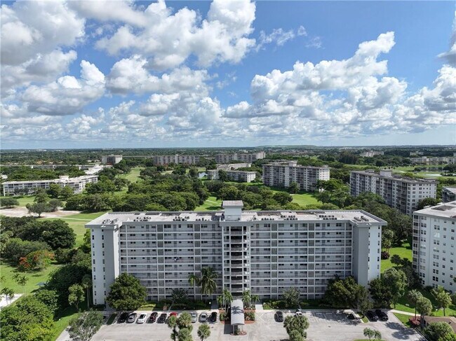 Building Photo - 4015 W Palm Aire Dr