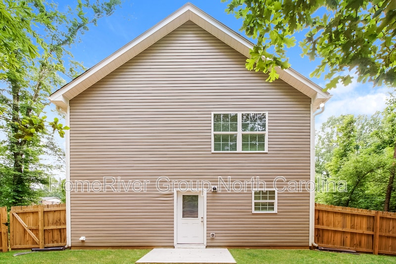 Building Photo - 2569 33rd Ave NE