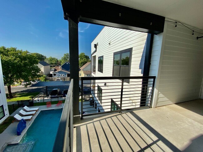 Building Photo - Stylish 3 Bedrooms 2 Bathrooms with Top-Tier Amenities Condo in East Austin!!!