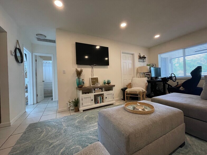 Building Photo - 3901 NE 5th Ave