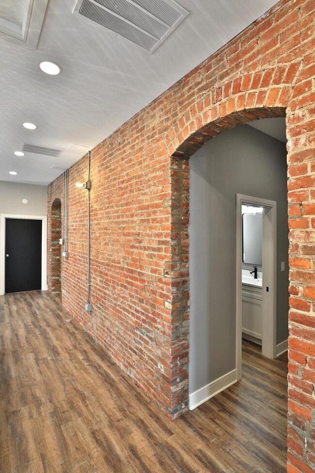 Building Photo - 370 S Washington Ave