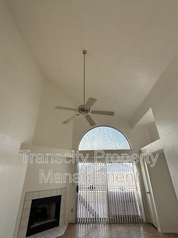 Building Photo - 1111 W Summit Pl