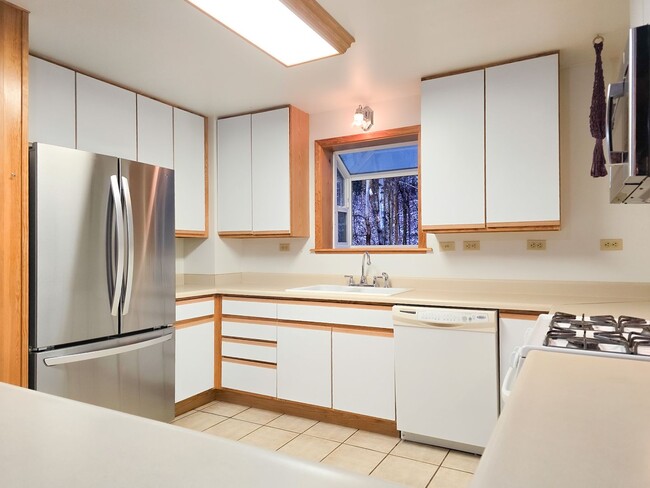 Building Photo - 3BR/3BA Home on 1.9 Acres – Garage & Pet F...