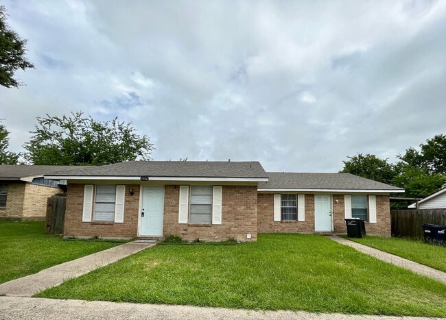 Building Photo - Cozy 2 bedroom 1 bath duplex with Large fenced yard