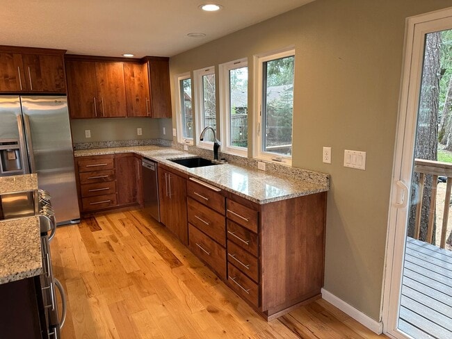 Building Photo - Beautifully updated 4 bedroom 2 bathroom h...