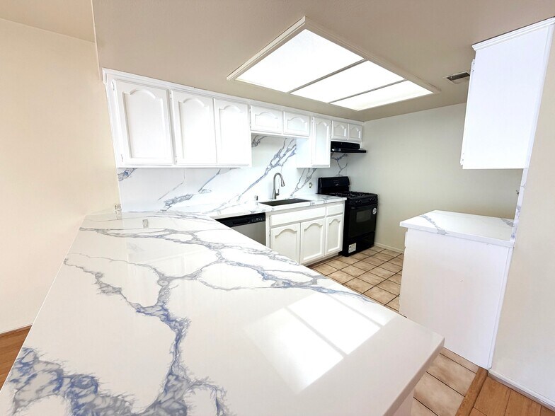 Building Photo - 421 N Kenneth Rd