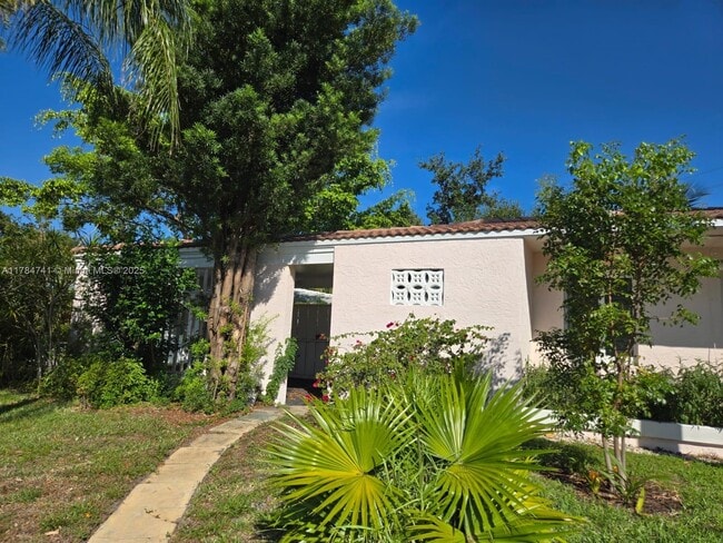 Building Photo - 1152 Bayview Dr