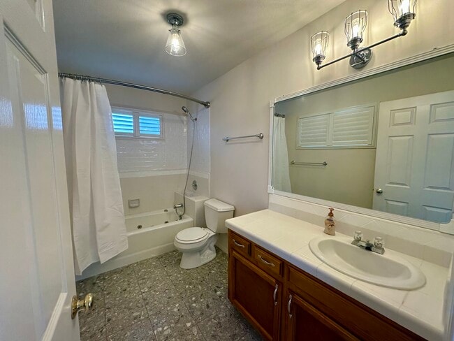 Building Photo - 221 Appy Way