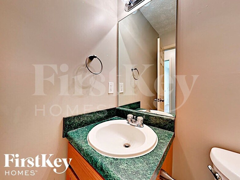 Building Photo - 452 Maplewood Ln