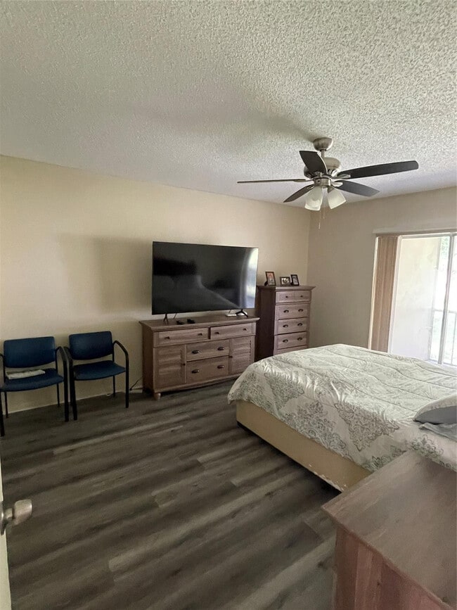 Building Photo - 7355 NW 5th Pl