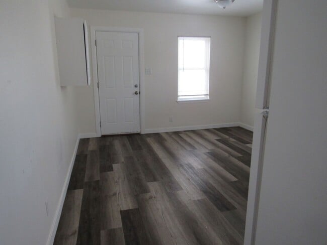 Building Photo - Downtown Bungalow w/Garage