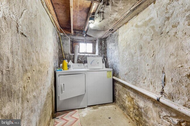 Building Photo - 158 Montgomery Ave