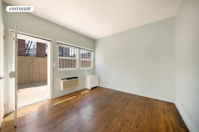 Building Photo - 120 E 19th St