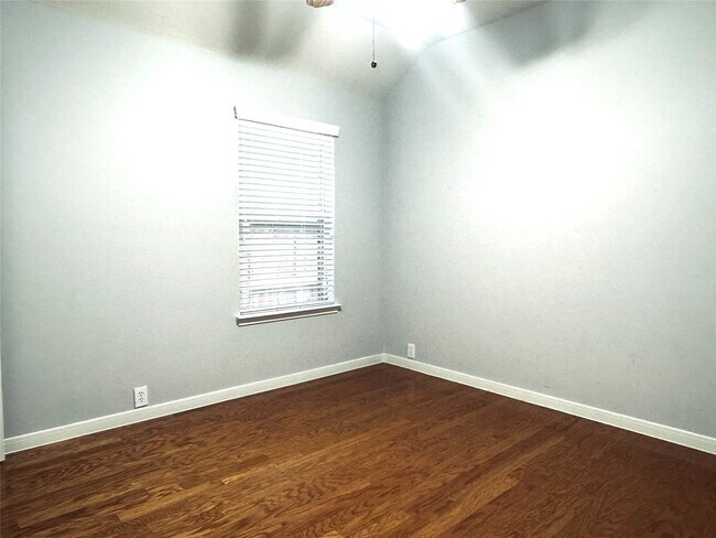 Building Photo - 2910 Sandleigh Dr