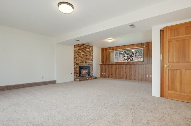 Building Photo - Beautifully Updated 4BR Split-Level Home i...