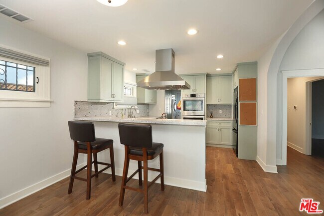 Building Photo - 752 N Las Palmas Ave