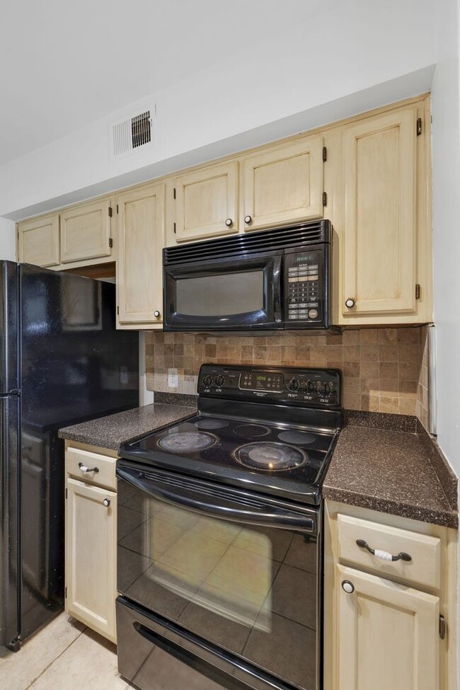 Building Photo - Available Now! Franklin End Unit Townhouse...