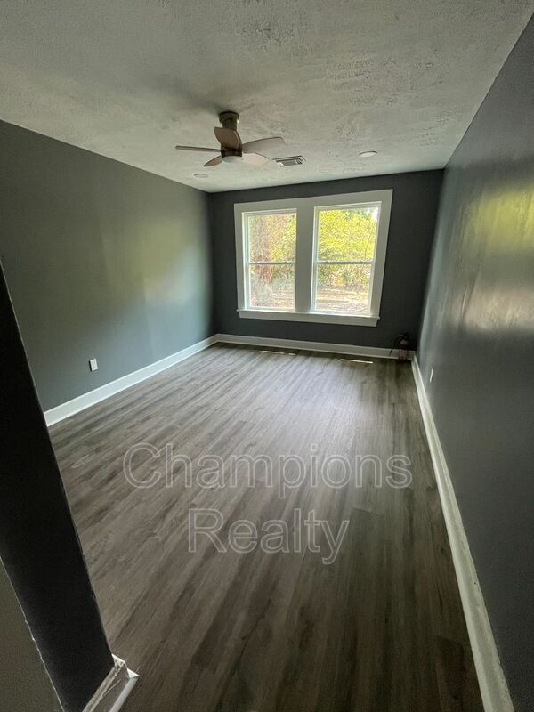 Building Photo - 2350 Huggins St