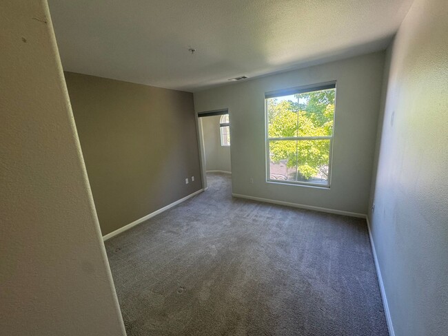 Building Photo - 2 bedroom | 2 bathroom | Upstairs loft | L...