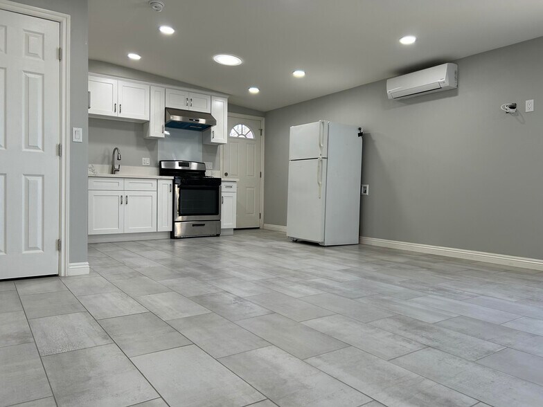 Building Photo - 4221 W Roberts Dr