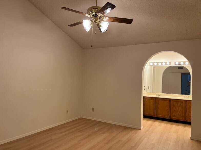 Building Photo - 4175 E Cholla Canyon Dr