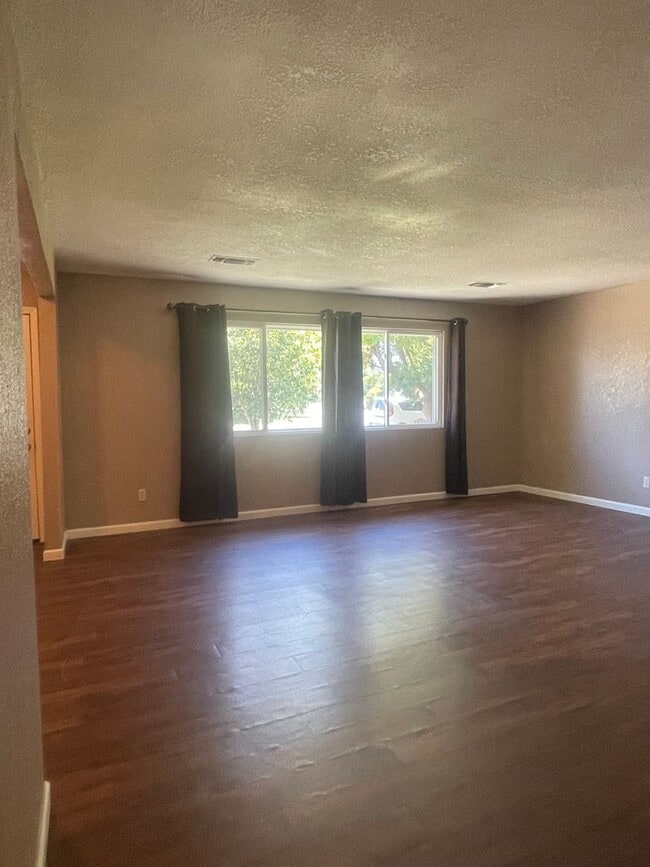 Building Photo - LARGE 4 BEDROOM 2 BATHROOM HOME IN THE PEPPERTREE SUBDIVISION