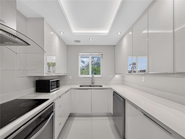 Building Photo - 10190 Collins Ave