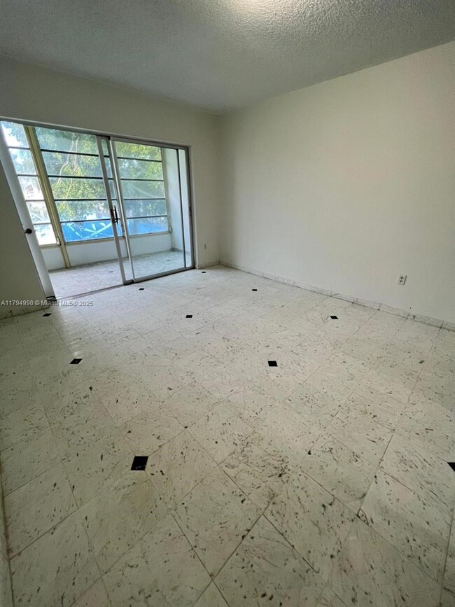 Building Photo - 20200 NE 29th Ct