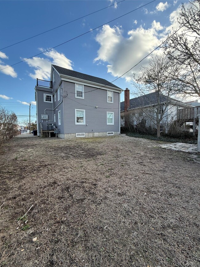 Building Photo - 733 E Walnut St