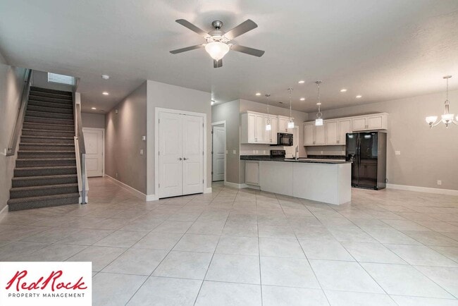 Building Photo - Spacious 4 Bedroom, 2.5 Bathroom Centrally...