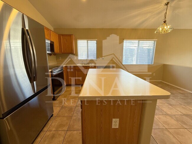 Building Photo - 923 E Monterey St