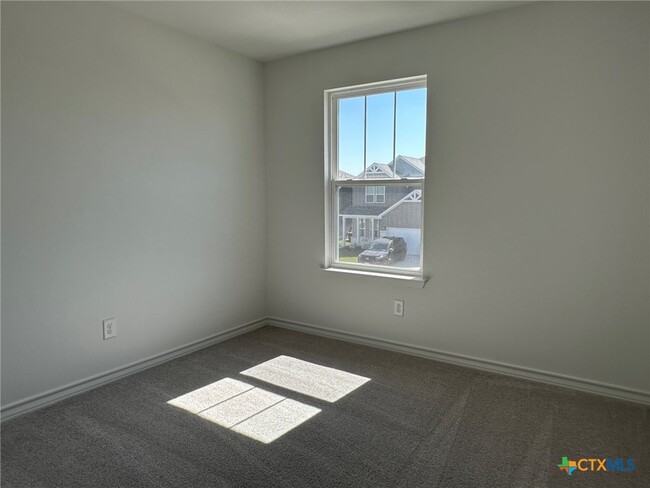 Building Photo - 945 Heartseed Ave