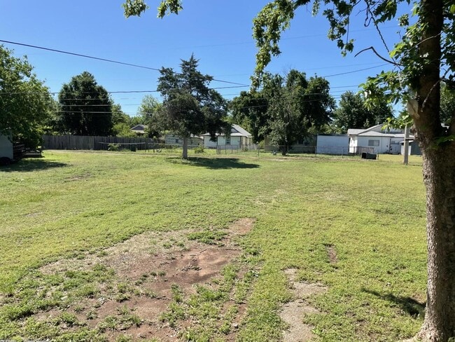 Building Photo - 610 Noble St