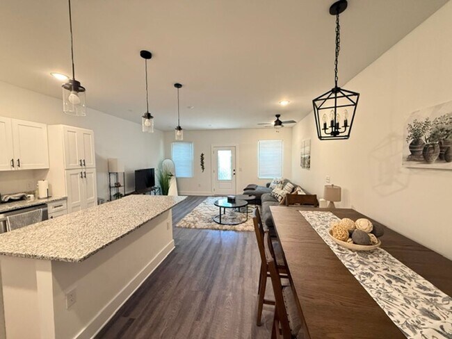Building Photo - 3 Bedroom 2.5 Bath Townhouse in Barnwell Breeze - North Charleston