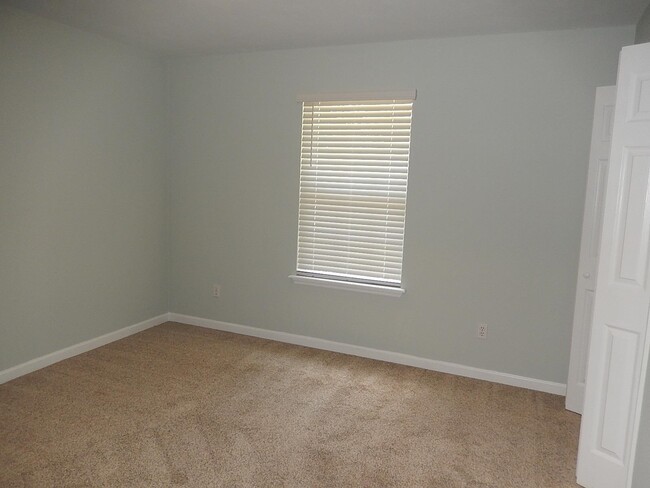 Building Photo - 1858 Vineland Ln