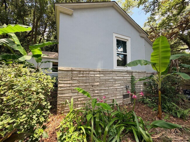 Building Photo - Historic Downtown Charm | Original Floors | Walk to Golf, Dining, Parks, & Concerts