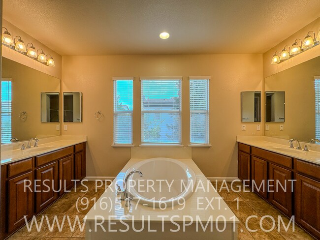 Building Photo - Beautiful 4 Bedroom 3 Bath home