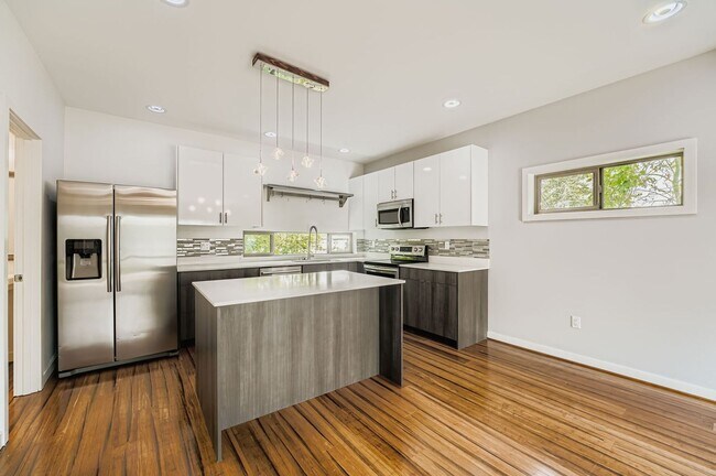 Building Photo - Modern 2-Bed, 2-Bath Townhome with Air-Conditioning in Rainier Beach