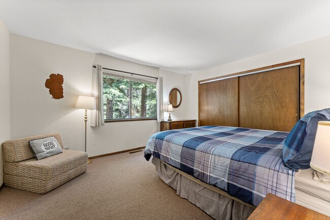 Building Photo - New to the Rental Market! FURNISHED Custom 3 Bdrm Hm w/Garage