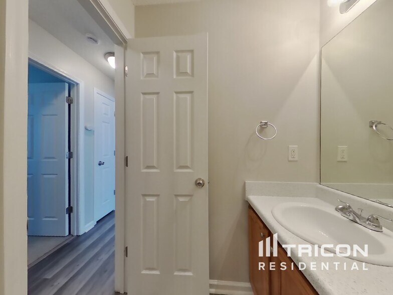 Building Photo - 65 Thorn Thicket Ct