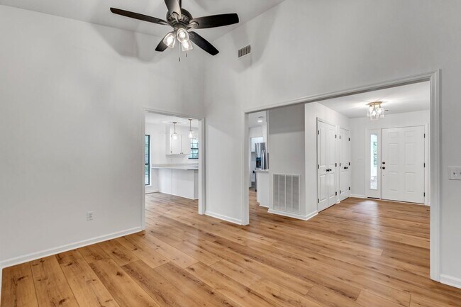 Building Photo - Beautifully Renovated 3 bed/2.5 bath in Ri...