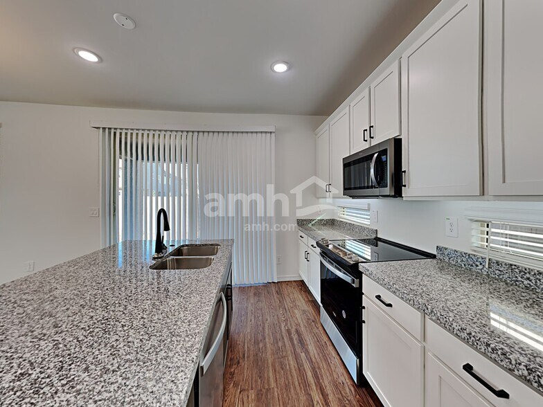 Building Photo - 795 S 150th Dr